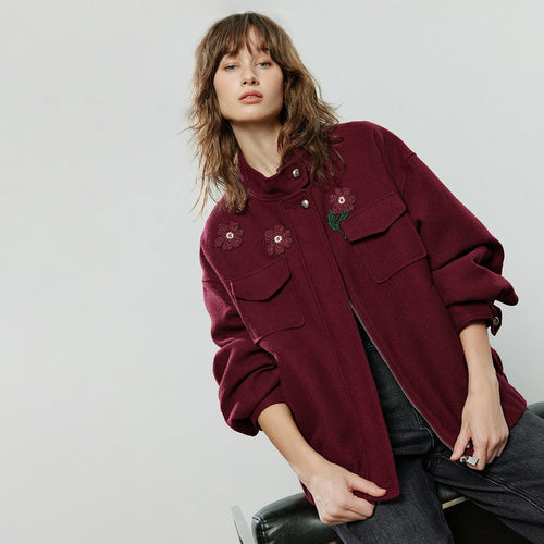 Jaqueta Feminina Bordada Floral com Gola Alta Bordô