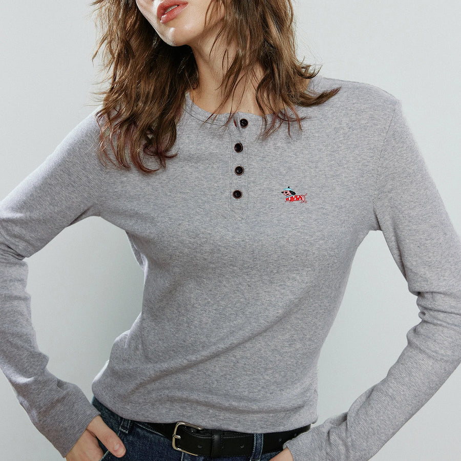 Camiseta Feminina Assimétrica com Bordado Cachorro