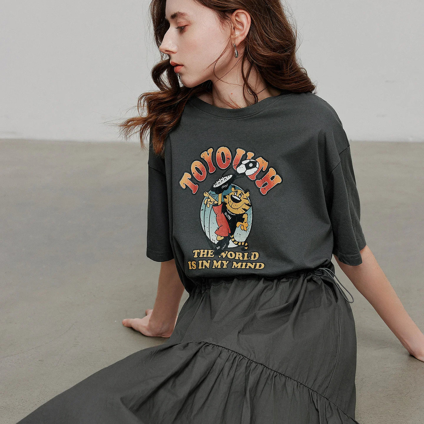 Vestido Camiseta Curto com Recortes