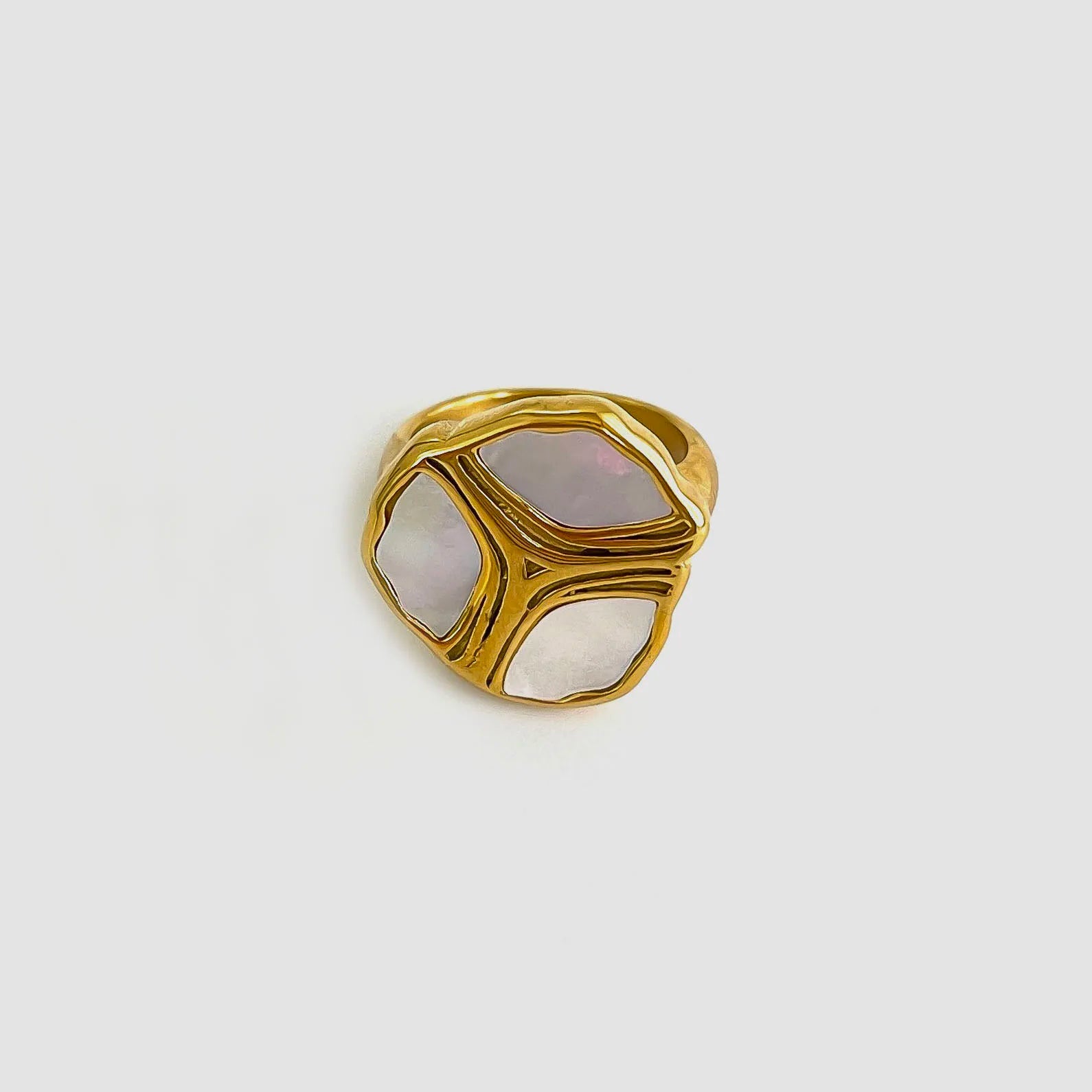 Anel com Madrepérola em Formas Orgânicas e Banho Ouro 18K