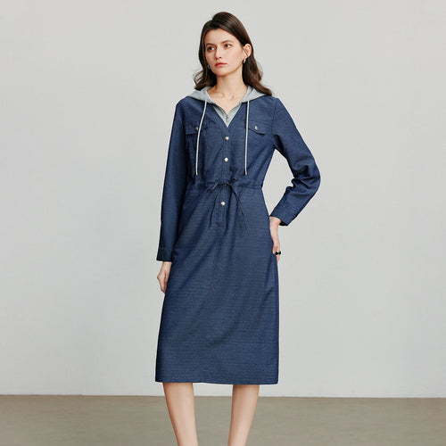 Vestido Utilitário com Capuz e Recortes Efeito Jeans