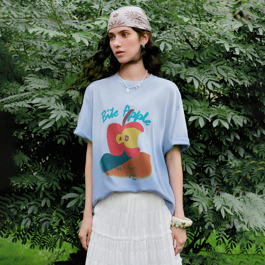 Camiseta Feminina Degradê com Estampa de Maçã
