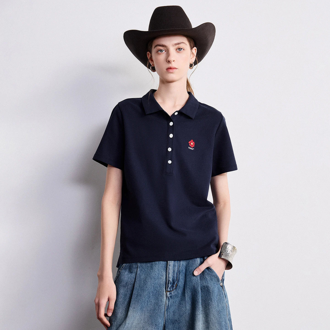 Camiseta Polo Feminina de Algodão com Bordado Floral