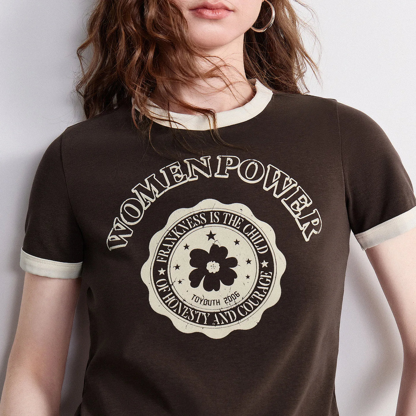 Camiseta Feminina de Liocel e Algodão com Estampa Floral Retrô