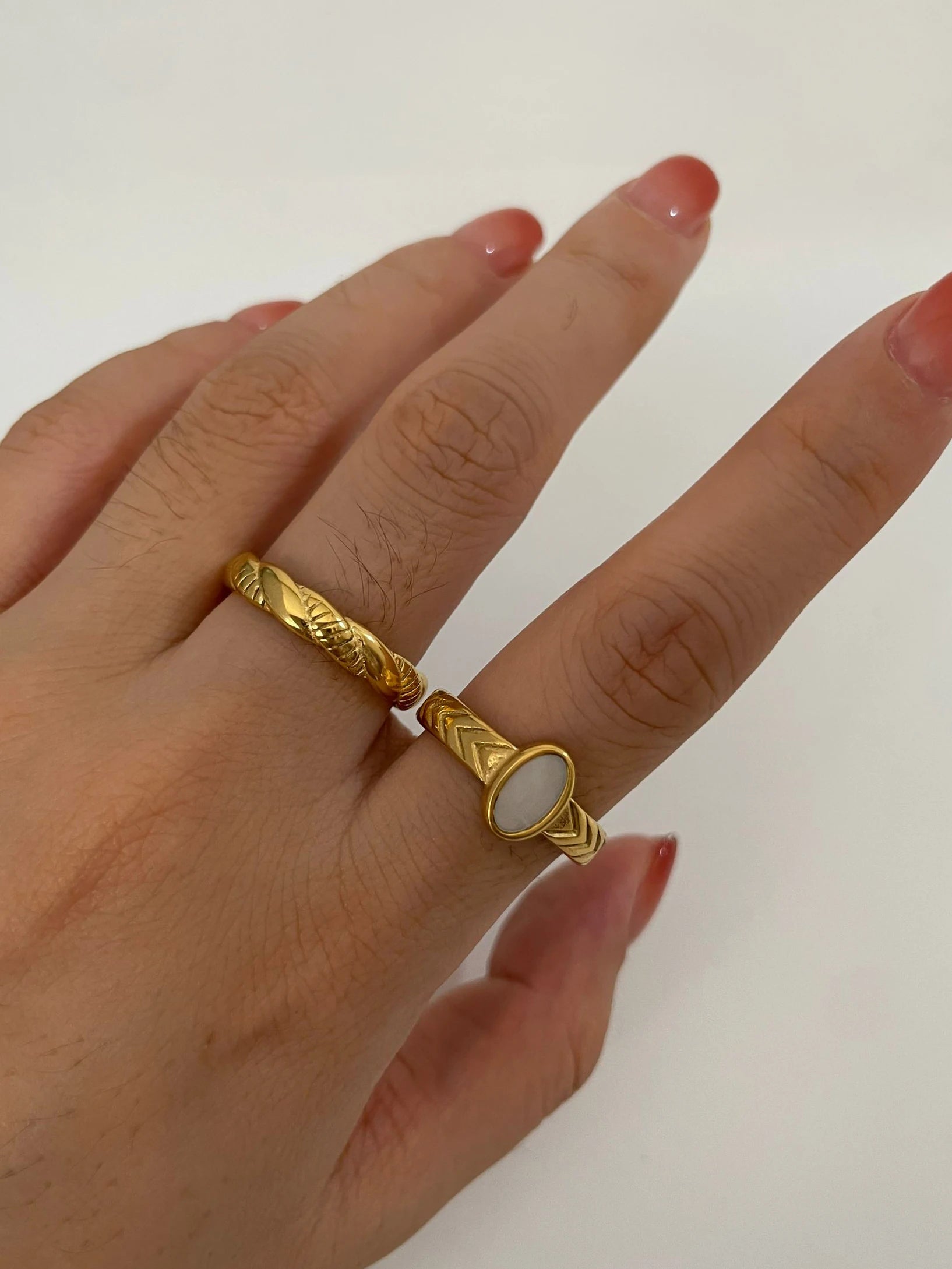 Anel Oval com Madrepérola e Banho Ouro 18K
