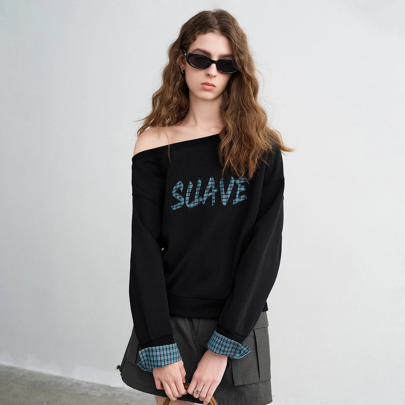Moletom Cropped Feminino Xadrez com Ombros Vazados
