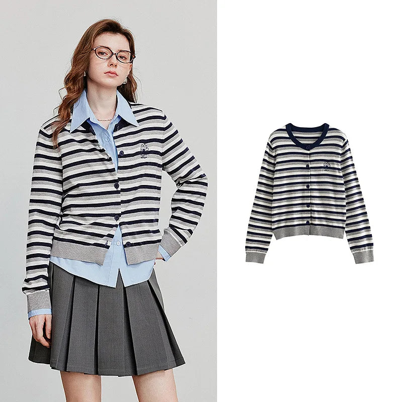 Cardigan Feminino Listrado Retrô com Gola Redonda