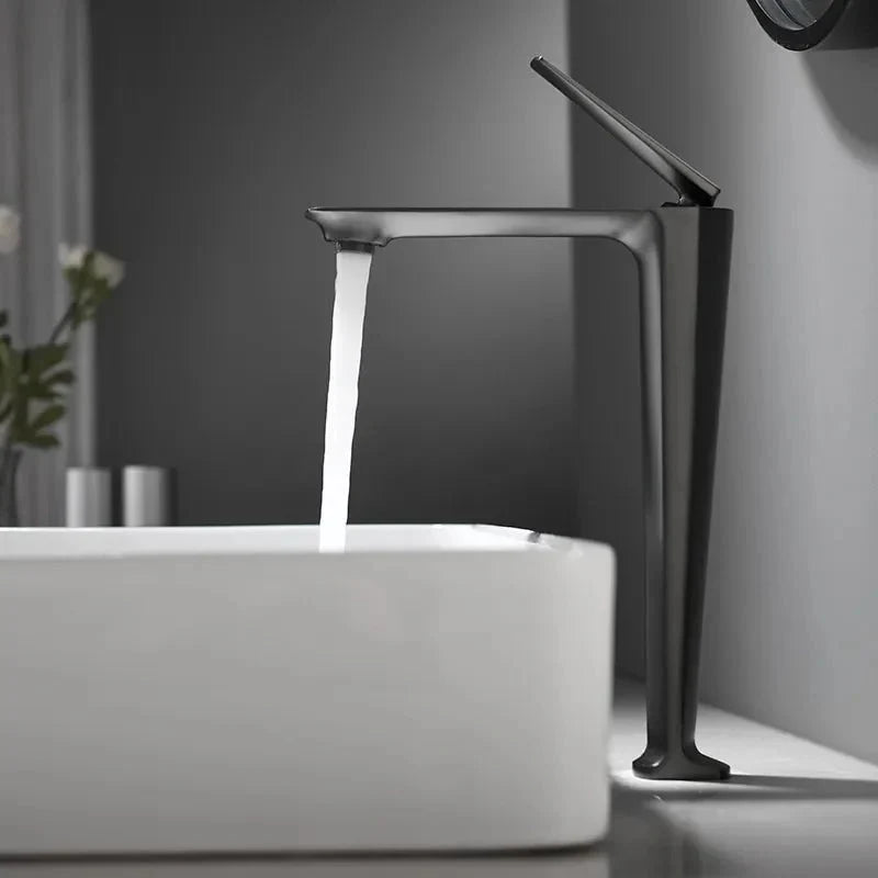 Torneira para banheiro Bica Alta Monocomando Elegance em Cromado Premium.