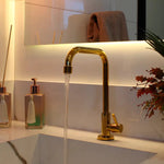 Torneira para banheiro Elegância Bica Móvel Monocomando em Dourado Brilhante.