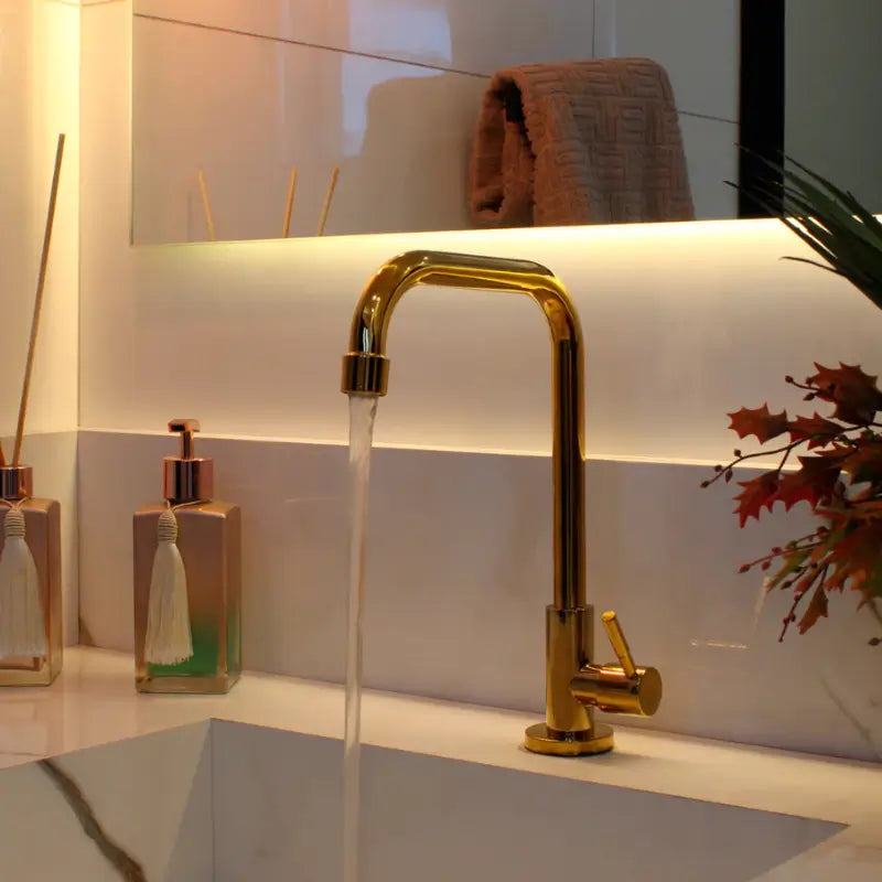 Torneira para banheiro Elegância Bica Móvel Monocomando em Dourado Brilhante.