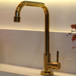 Torneira para banheiro Elegância Bica Móvel Monocomando em Dourado Brilhante.