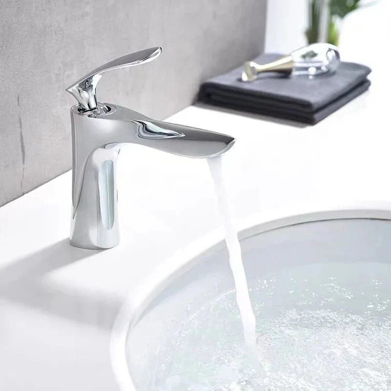 Torneira para banheiro Elegância Monocomando com Design em Bica Alta e Acabamento Cromado Premium.