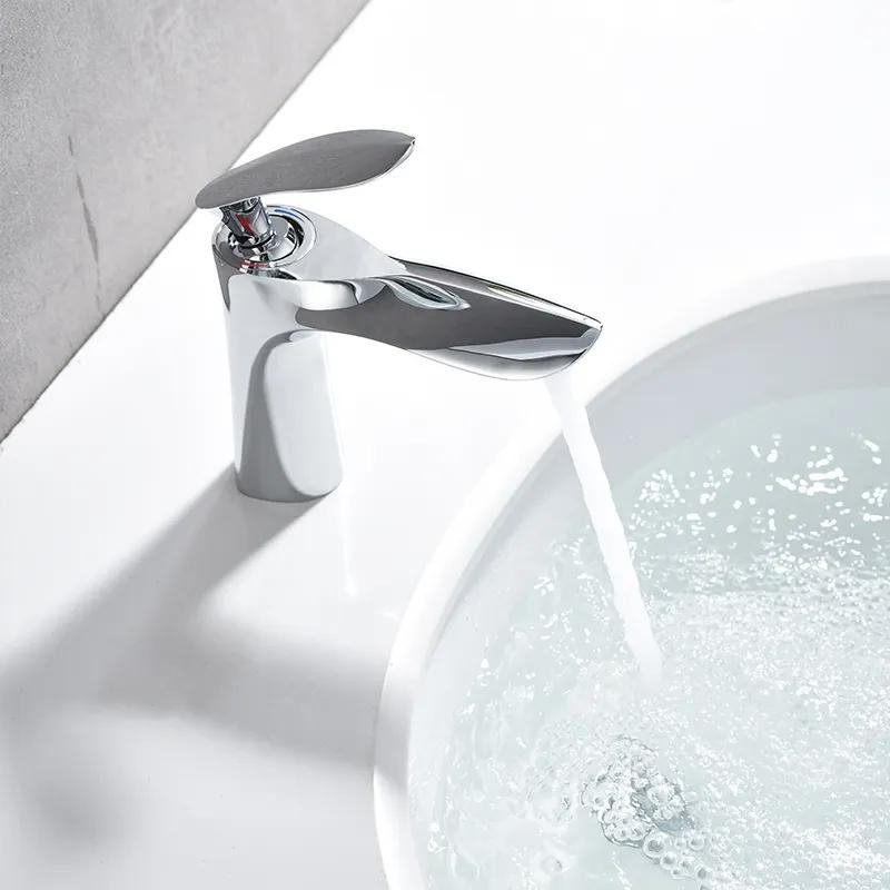 Torneira para banheiro Elegância Monocomando com Design em Bica Alta e Acabamento Cromado Premium.