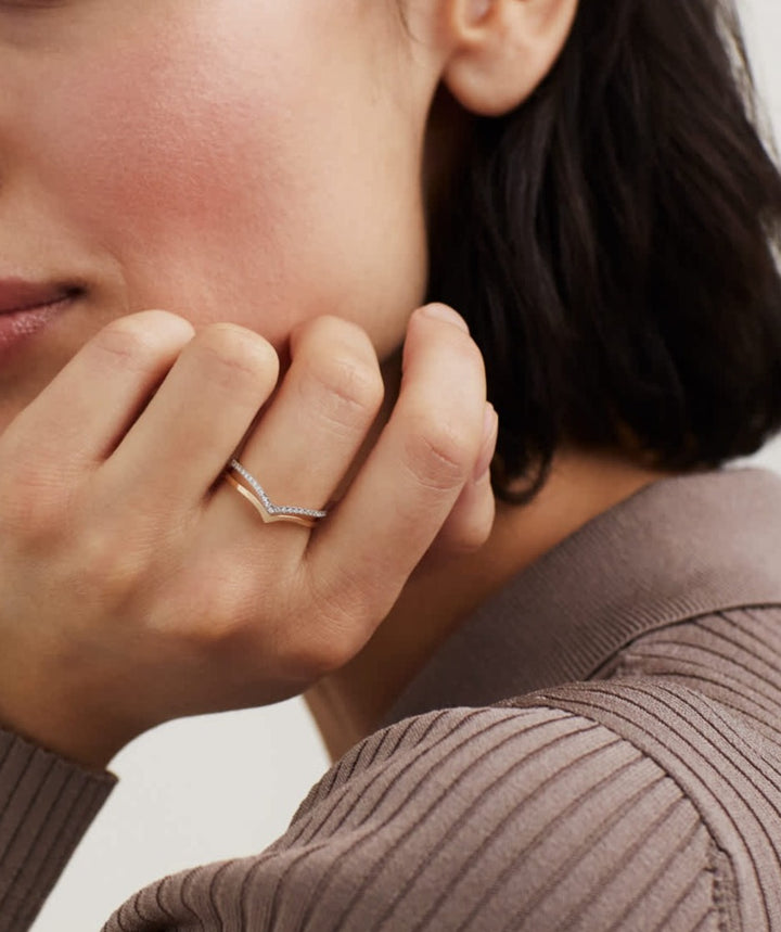 Anel Simple V - Cravejado Gold