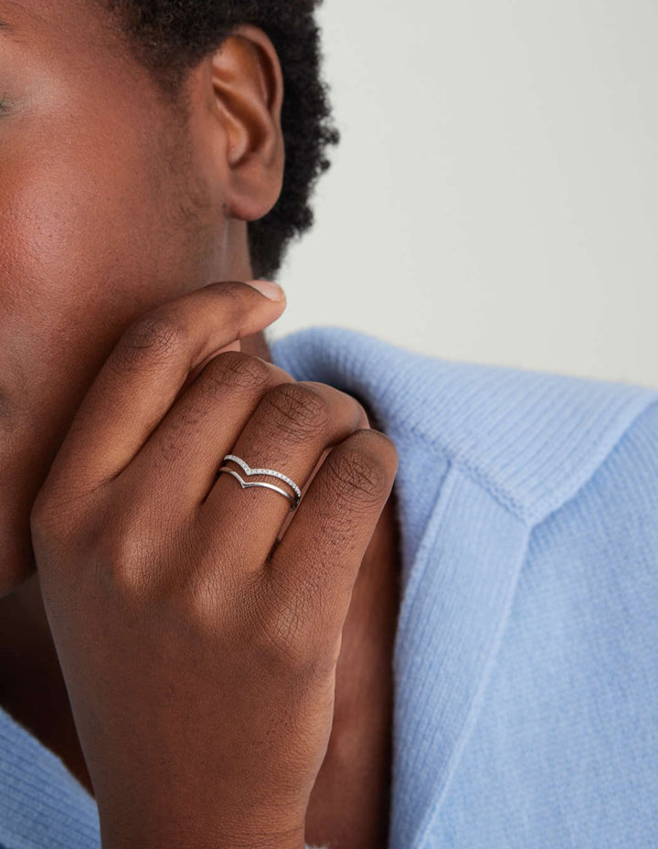 Anel Simple V - Cravejado Prata