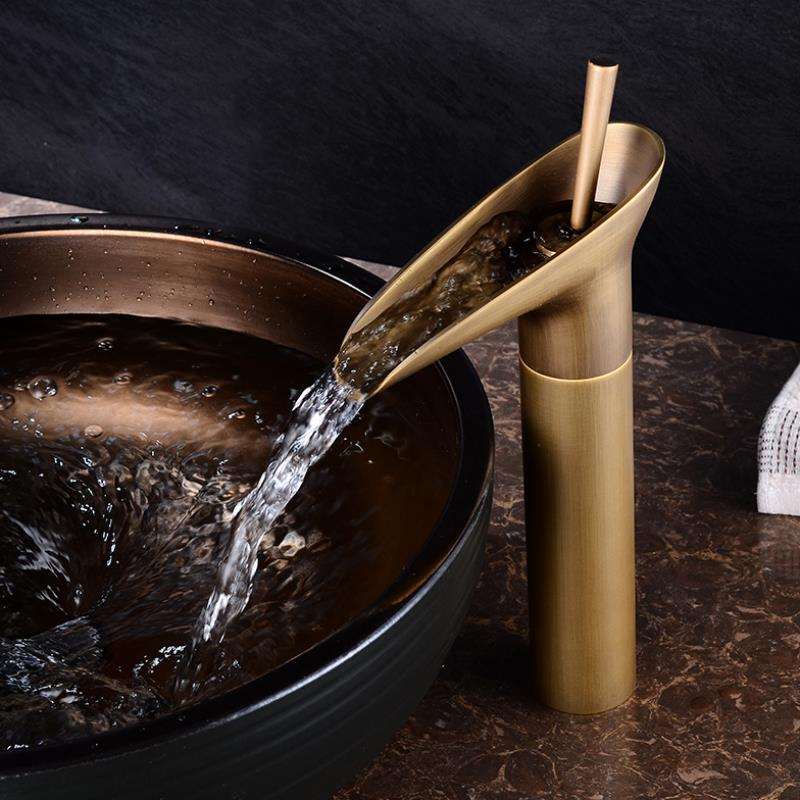 Torneira de Cascata em Latão Antigo - Misturador de Pia de Banheiro com Design de Alça Única