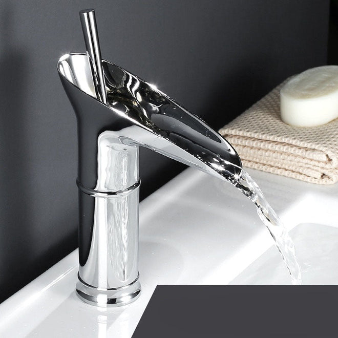 Torneira de Cascata em Latão Antigo - Misturador de Pia de Banheiro com Design de Alça Única Cromado Baixo (Perfil Baixo)