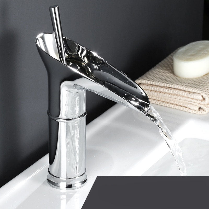 Torneira de Cascata em Latão Antigo - Misturador de Pia de Banheiro com Design de Alça Única Cromado Baixo (Perfil Baixo)