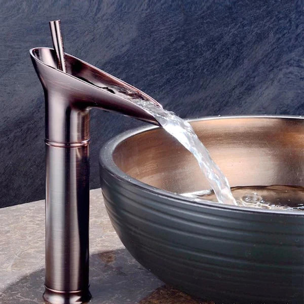 Torneira de Cascata em Latão Antigo - Misturador de Pia de Banheiro com Design de Alça Única